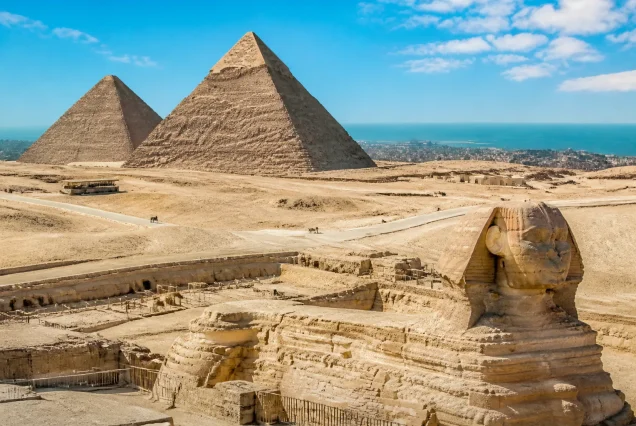 Kahire’de Giza Piramitleri ve Sfenks'in panoramik görüntüsü, arka planda Kızıldeniz kıyısı