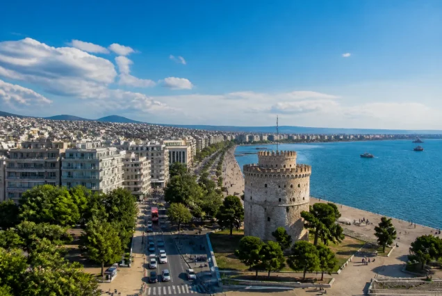 Selanik şehrinin panoramik manzarası ve beyaz kule