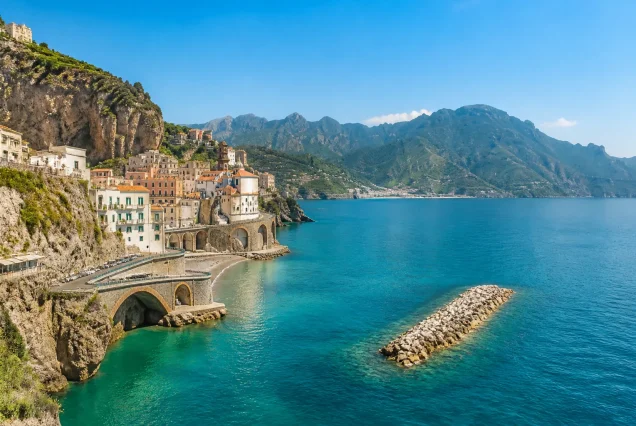Güney İtalya ve Sicilya'nın deniz kıyısında renkli eski binaları ve doğal güzellikleri