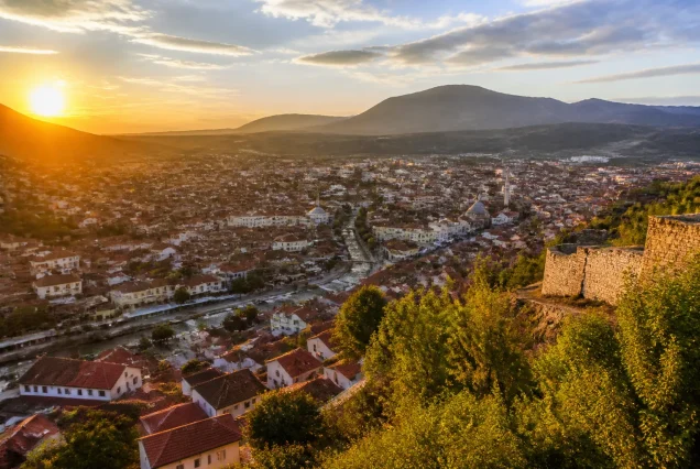 Balkanlar bölgesinin doğal ve tarihi zenginliklerini gösteren panoramik manzara