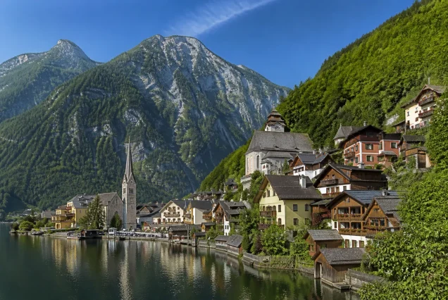 Hallstatt'ın göl kenarındaki renkli evleri ve Alpler'in dağları