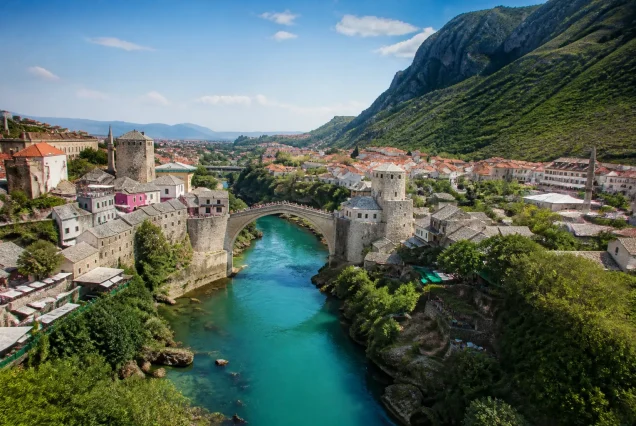Balkan şehirlerinden tarihi köprü ve doğal manzara görünümü