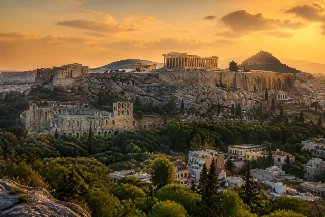 Atina'da gün batımında Akropolis ve Parthenon tarihi yapıları