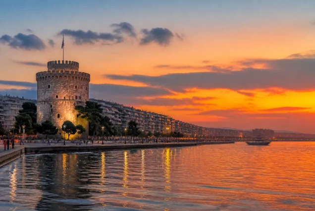 Selanik'de Beyaz Kule ve deniz kıyısının gün batımı manzarası