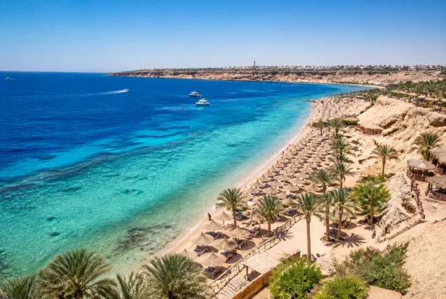 Sharm El Sheikh'in masmavi denizi ve güneşli plajları