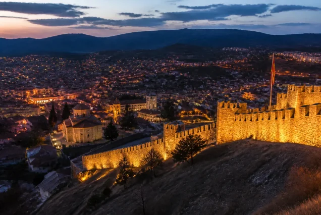 Balkanlar'da tarihi şehirlerin gece panoraması, ışıklandırılmış eski yapı ve doğal güzellikler