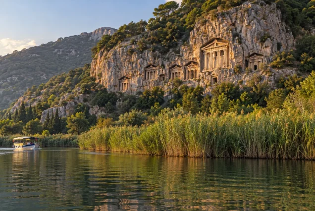 Dalyan – kanaldan Kaunos kaya mezarlarına bakış