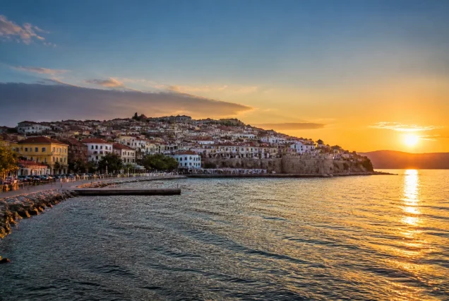 Kavala sahilinde gün batımı, tarihi binalar ve deniz manzarası