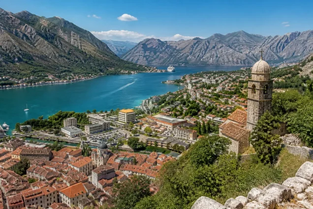 Karadağ'da Kotor Körfezi'nin taş evleri ve çevresindeki dağların muhteşem manzarası