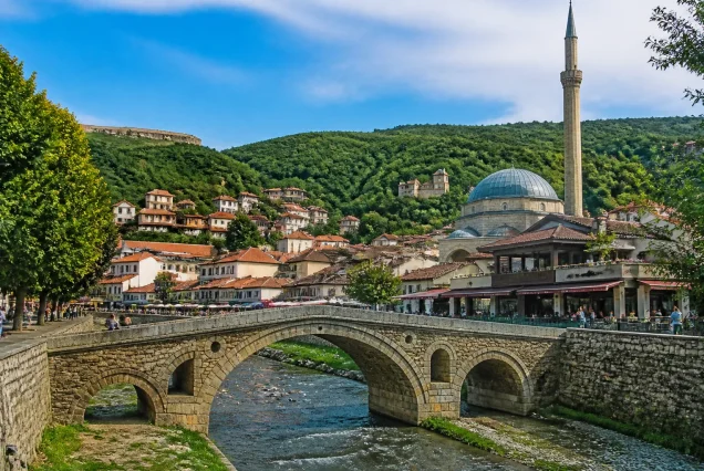 Balkan şehirlerinde tarihi camiler, köprüler, doğal göller ve mimari detayların yer aldığı panoramik görüntü.