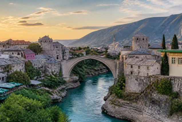 Mostar Köprüsü'nün üzerindeki tarihi taş evler ve Neretva Nehri manzarası