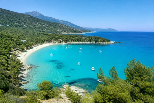 Thassos Adası’nın turkuaz denizi, altın kumlu plajları ve yemyeşil doğası