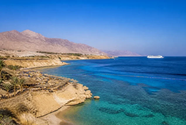 Sharm El Sheikh'in berrak turkuaz suları ve kumlu plajlarının fotogerçekçi manzarası