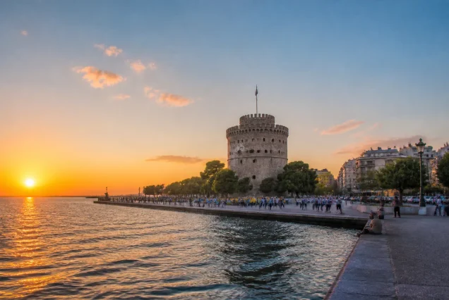 Selanik sahilinde gün batımı manzarası ve Beyaz Kule