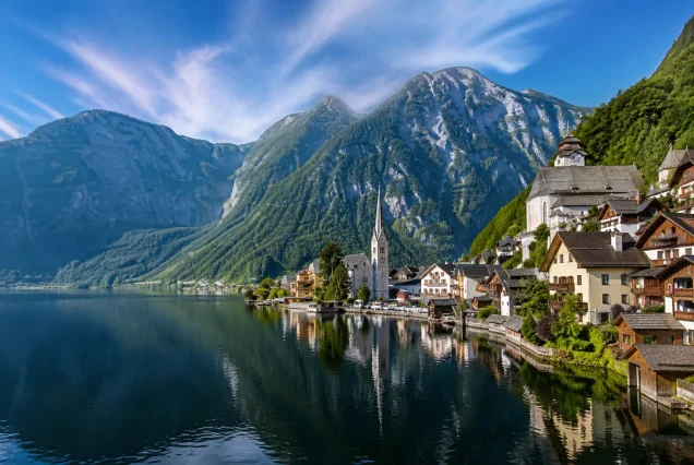 Hallstatt kasabasında göl kıyısı, renkli ahşap evler ve arka planda Alpler