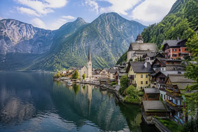 Hallstatt kasabasında göl kıyısı, renkli ahşap evler ve arka planda Alpler