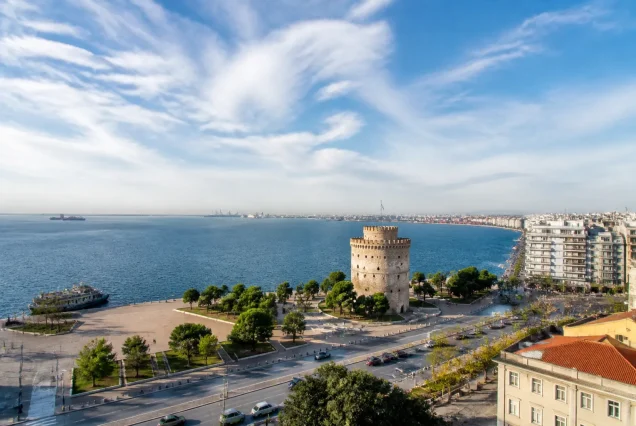Selanik şehrinin panoramik manzarası ve beyaz kule