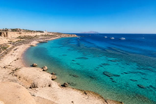 Sharm El Sheikh'in masmavi denizi ve güneşli plajları