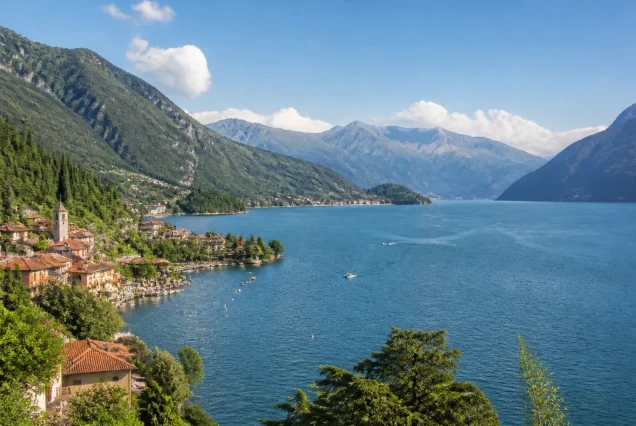 İtalya'nın yemyeşil yamaçları ve Alp Dağları ile çevrili Como Gölü'nün fotogerçekçi manzarası