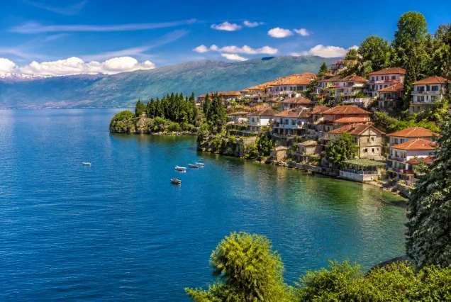 Ohrid Gölü kıyısında tarihi evler ve dağ manzarası