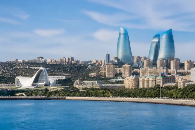 Bakü şehir manzarası, Flame Towers ve Hazar Denizi kıyısı