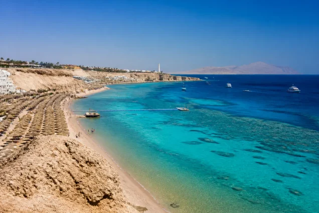 Sharm El Sheikh'in masmavi denizi ve güneşli plajları