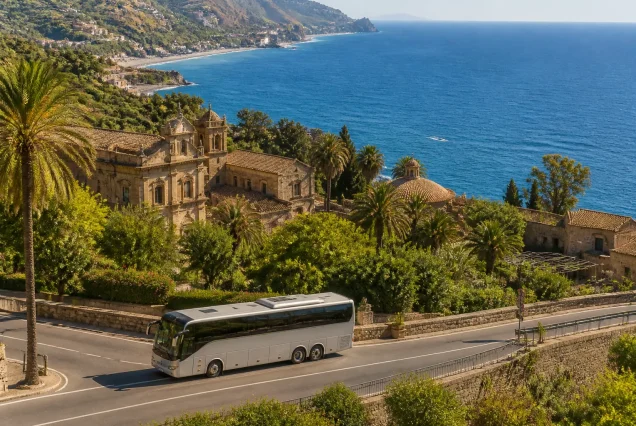 Güney İtalya ve Sicilya sahillerinde turistik otobüs ve tarihi manzara