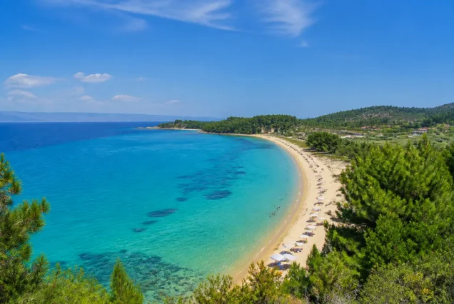 Halkidiki'nin güzel plajları ve berrak denizi, yemyeşil doğa ile çevrili sakin bir yaz günü manzarası