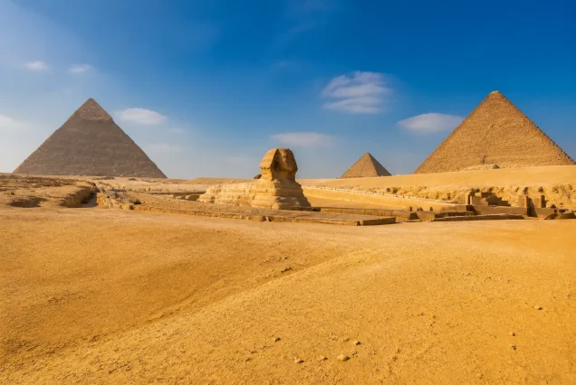 Kahire’de Giza Piramitleri ve Sfenks çevresinde günışığı manzarası