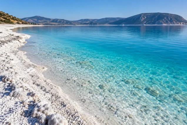Salda Gölü’nün turkuaz suları ve açık renkli kıyısı