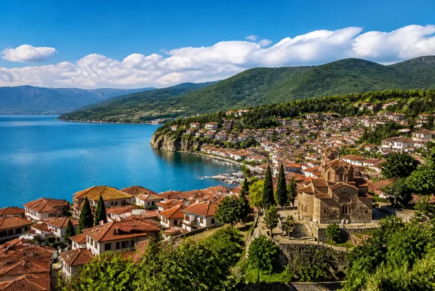 Balkan ülkeleri Tiran, Ohrid ve Üsküp şehirlerini ve doğal göl manzaralarını gösteren panoramik fotoğraf