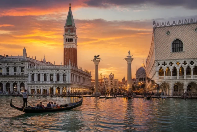 Venedik'te San Marco Meydanı ve gondolların gün batımında görünümü