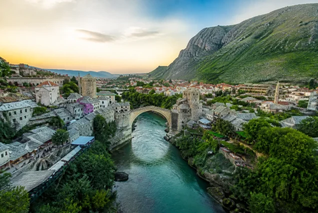 Balkanlar'da tarihi şehirler ve doğal güzelliklerin panoramik görüntüsü