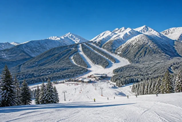Karlarla kaplı dağlar ve kayak pistleriyle Bansko kayak merkezi manzarası