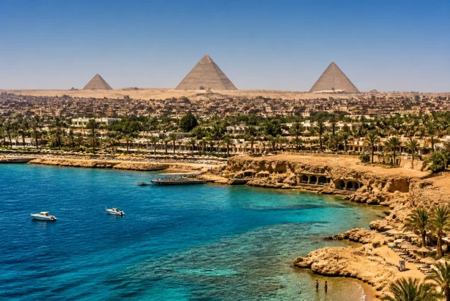 Kahire'deki Giza Piramitleri ve Sharm El Sheikh sahili manzarası