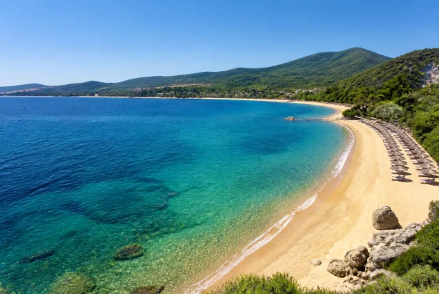 Halkidiki'nin güzel plajları ve berrak denizi, yemyeşil doğa ile çevrili sakin bir yaz günü manzarası
