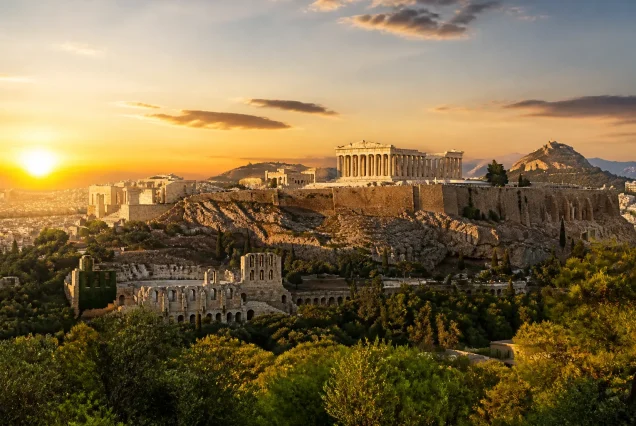 Atina'da gün batımında Akropolis ve Parthenon tarihi yapıları