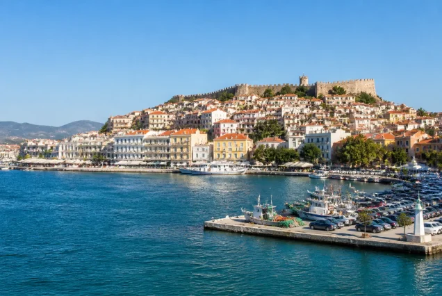 Kavala limanı ve tarihi Osmanlı evlerinin gün ışığındaki görünümü